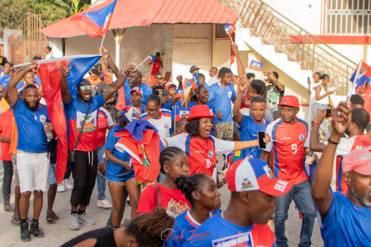 Petit-Goâve en bleu et rouge pour soutenir les Grenadiers